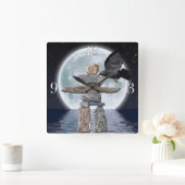 Flying Crow, Inukshuk en Full Moon Fotokunst Vierkante Klok (Huis)