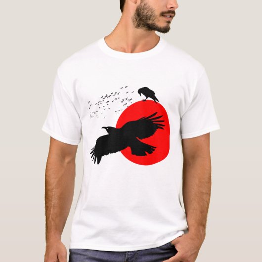 Flying Crow Silhouette tegen Scarlet Red Sun T-shirt (Voorkant)
