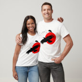 Flying Crow Silhouette tegen Scarlet Red Sun T-shirt (Unisex)