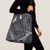 Flying Crows and Trees Silhouette Gothic Theme Crossbody Tas (Dichtbij)