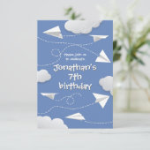 flying folded paper airplanes any childs birthday aankondiging (Staand voorkant)