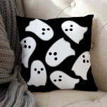 Flying Ghost Black en White Halloween Kussen<br><div class="desc">Viel Halloween in stijl met deze schattige kussen met een patroon van spookachtige vliegende geesten. Tweezijdig ontwerp in zwarte,  witte,  kool grijs,  en lichtgrijze kleuren.</div>