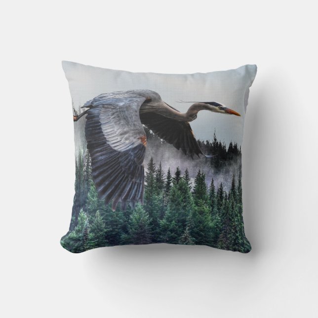 Flying Great Blue Heron and Misty Forest Wildlife Kussen (Voorkant)