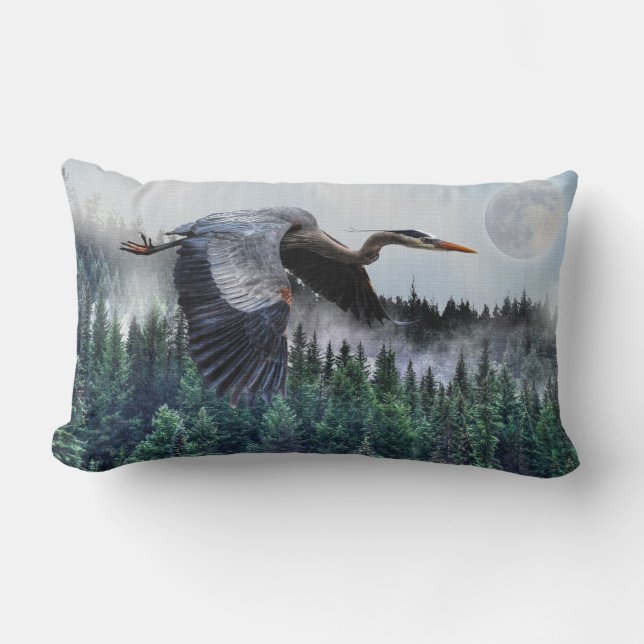 Flying Great Blue Heron and Misty Forest Wildlife Kussen (Voorkant)