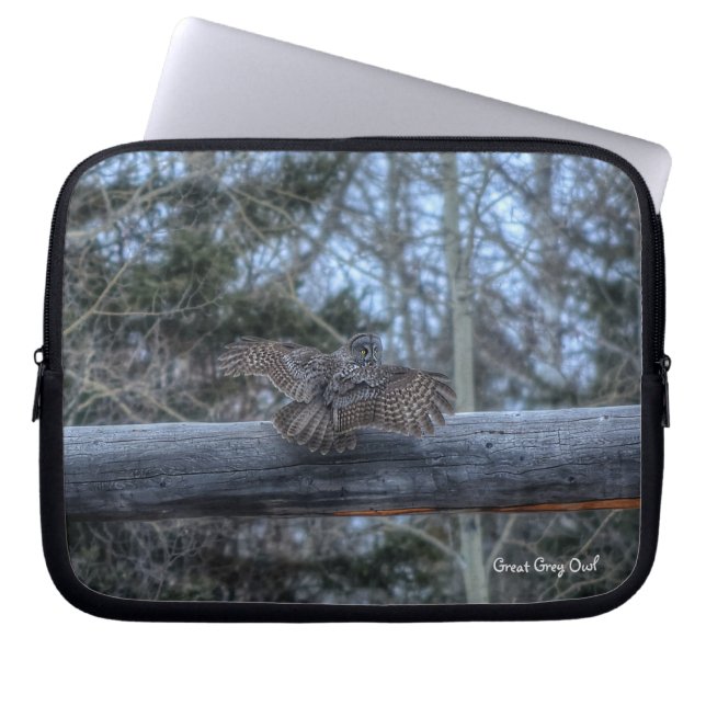 Flying Great Grey Owl Raptor Winter Wildlife Foto Laptop Sleeve (Voorkant)