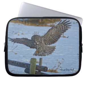 Flying Great Grey Owl Raptor Winter Wildlife Foto Laptop Sleeve