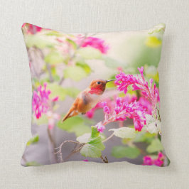 Flying Hummingbird and Red Currant Flowers Kussen