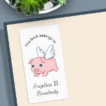 Flying Pig - Cute Piglet with Wings Bookplate Etiket<br><div class="desc">Vector illustration of an adorable flying pig with angel-like wings soaring in the sky.</div>