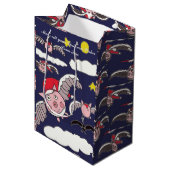 Flying Pig Santa Gift Bag Medium Cadeauzakje (Voorkant Gekanteld)