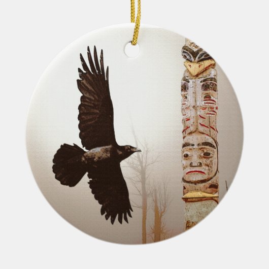 Flying Raven & Totem-Pole Fantasy Art Keramisch Ornament (Voorkant)