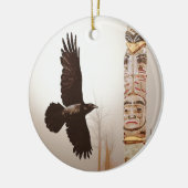 Flying Raven & Totem-Pole Fantasy Art Keramisch Ornament (Links)