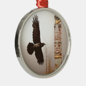Flying Raven & Totem-Pole Fantasy Art Metalen Ornament (Rechts)