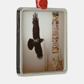 Flying Raven & Totem-Pole Fantasy Art Metalen Ornament (Rechts)