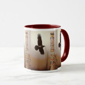 Flying Raven & Totem-Pole Fantasy Art Mok (Voorkant rechts)