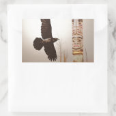 Flying Raven & Totem-Pole Fantasy Art Rechthoekige Sticker (Tas)