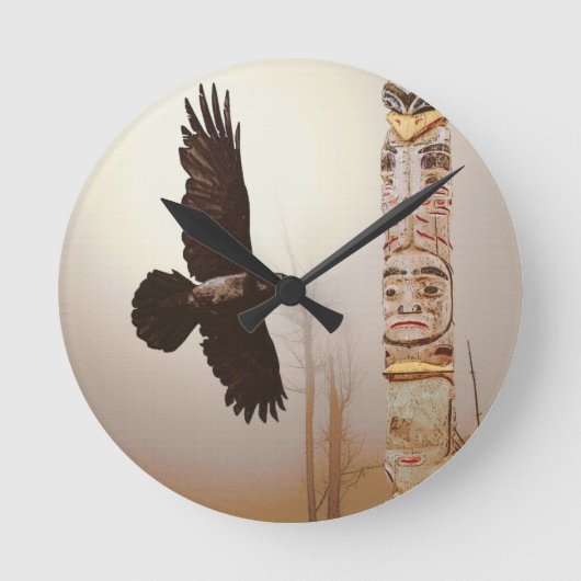 Flying Raven & Totem-Pole Fantasy Art Ronde Klok (Voorkant)
