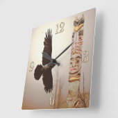 Flying Raven & Totem-Pole Fantasy Art Vierkante Klok (Hoek)