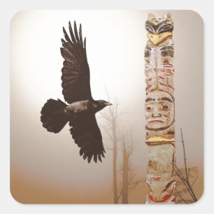 Flying Raven & Totem-Pole Fantasy Art Vierkante Sticker