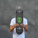 Flying Saucer & Green Alien Skateboard<br><div class="desc">Een Skateboard voor degenen die geloven in science fiction fan. Het is versierd met een groene buitenaardse,  een vliegende schok en een aanpasbare boodschap: "Geloof"! Perfect geschenk voor een geek!</div>