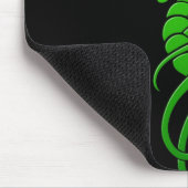 Flying Tribal Dragon - groen op zwart Muismat (Hoek)