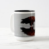 Flyway Dreaming: Juvenile Bald Eagle Tweekleurige Koffiemok (Voorkant links)