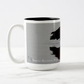 Flyway Dreaming: Juvenile Bald Eagle Tweekleurige Koffiemok (Links)