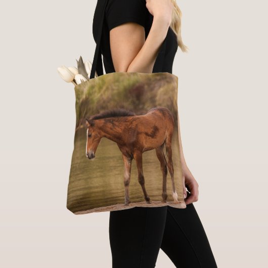 Foal in de rivier tote bag (Dichtbij)