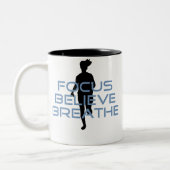 Focus Believe Breathe Blue T-shirts Tweekleurige Koffiemok (Links)