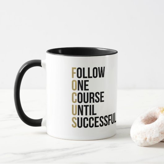 Focus motivatie business quote zwarte typografie mok (Met donut)
