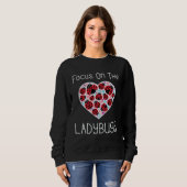 Focus On The Ladybugs Heart Love Ladybug Motivatio Trui (Voorkant volledig)