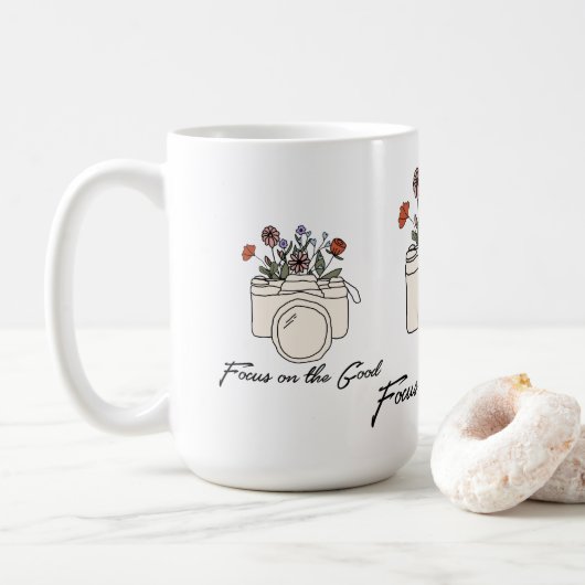 Focus op de goede camera en bloemen koffiemok (Met donut)