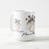 Focus op de goede camera en bloemen koffiemok (Voorkant links)