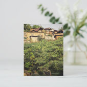 Focus op voorgrondbomen. Oerwoud dorp in de buurt Briefkaart (Staand voorkant)