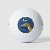 Focusconcentratie bruine vogel ernstige golfer golfballen (Voorkant)