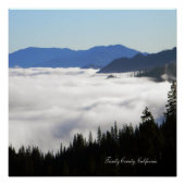 Fog-meer door bomen... poster (Voorkant)