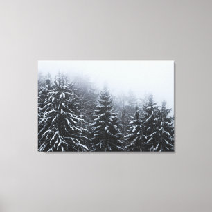 Fog over sneeuw bedekt met wintersparren canvas afdruk