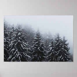Fog over sneeuw bedekt met wintersparren poster
