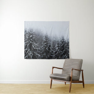 Fog over sneeuw bedekt met wintersparren wandkleed