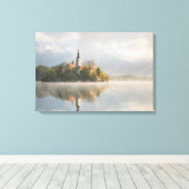Foggy Bled Lake zonsopgang canvas print (Insitu (Houten vloer))