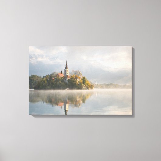 Foggy Bled Lake zonsopgang canvas print (Voorkant)