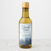 Foggy Blue Pine Trees Wedding Bedankt Mini Wijn Etiket (Voorkant)