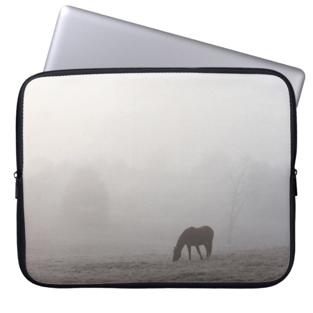 Foggy Grazing Laptop Sleeve (Voorkant)