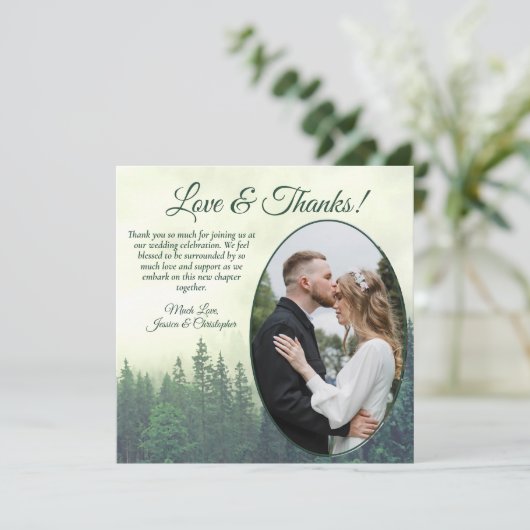 Foggy Green Pine Trees Rustic Wedding Oval Foto Bedankkaart (Staand voorkant)