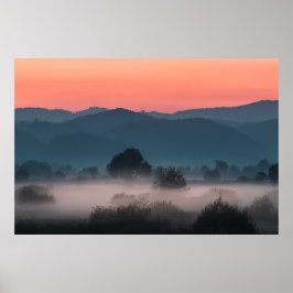 Foggy-landschap bij zonsondergang poster
