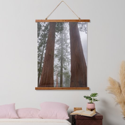 Foggy Morning & Spring Snow under Giant Sequoia Hangend Wandkleed (Slaapkamer)