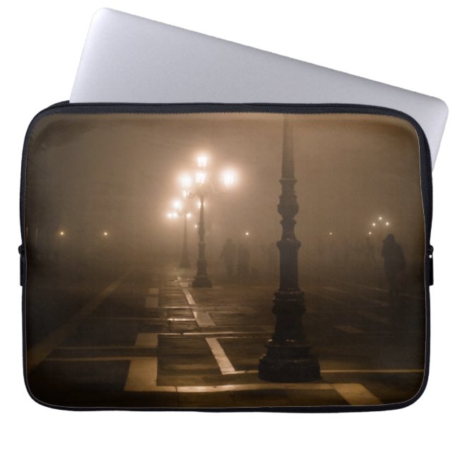 Foggy Piazza San Marco, Venetië Laptop Sleeve (Voorkant)