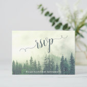 Foggy Pines Rustic Green Forest Outdoor Wedding RSVP Kaartje (Staand voorkant)