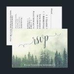 Foggy Pines Rustic Green Forest Outdoor Wedding RSVP Kaartje<br><div class="desc">Deze prachtige RSVP-kaarten maken het voor uw gasten gemakkelijk om te reageren op uw huwelijksuitnodiging. Ze zijn voorzien van een bijtend maar elegant ontwerp met scriptkalligrafie op een wildernis scène van groene bergdenbomen die in mist of mist zijn gehuld. De achterkant van de kaart is een formulier dat je gasten...</div>