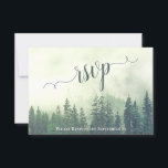 Foggy Pines Rustic Green Forest Outdoor Wedding RSVP Kaartje<br><div class="desc">Deze prachtige RSVP-kaarten maken het voor uw gasten gemakkelijk om te reageren op uw huwelijksuitnodiging. Ze zijn voorzien van een bijtend maar elegant ontwerp met scriptkalligrafie op een wildernis scène van groene bergdenbomen die in mist of mist zijn gehuld. De achterkant van de kaart is een formulier dat je gasten...</div>