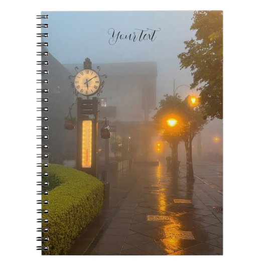 Foggy Street met  klok Notitieboek (Voorkant)